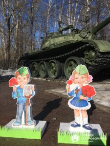 Мальчик и девочка из пенопласта ко Дню Победы