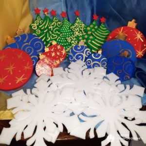 Снежинки и елочные игрушки из пенопласта